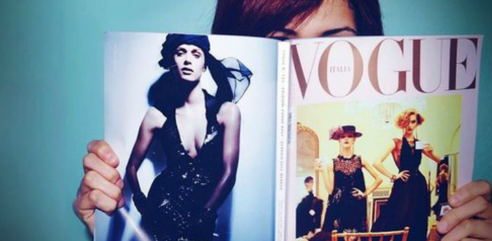 Девушки читает Vogue на английском